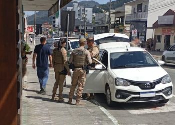 Homem é preso por tráfico de drogas após fugir da polícia em alta velocidade em Guaramirim