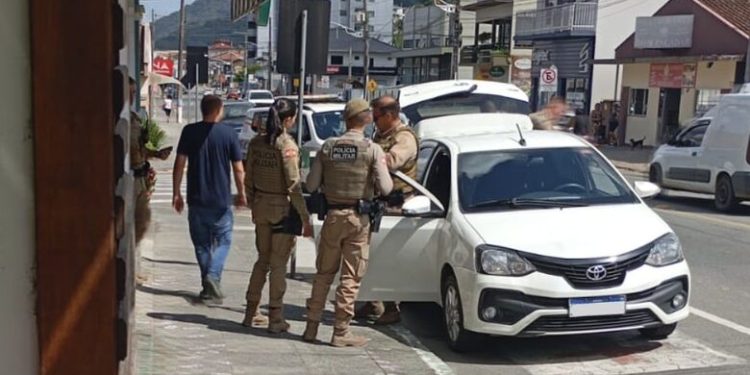 Homem é preso por tráfico de drogas após fugir da polícia em alta velocidade em Guaramirim