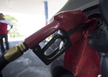 Governo zera imposto do diesel para segurar preço por causa da guerra no Irã