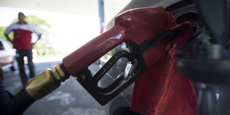 Governo zera imposto do diesel para segurar preço por causa da guerra no Irã