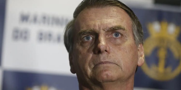 Bolsonaro é internado em UTI hospitalar com broncopneumonia bilateral