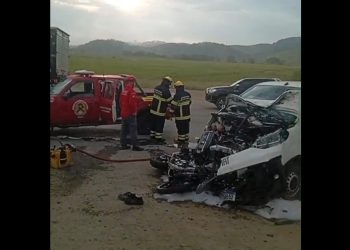 [Vídeo] Acidente entre moto e van na SC-108 deixa duas pessoas em estado grave