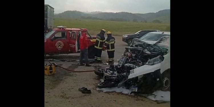 [Vídeo] Acidente entre moto e van na SC-108 deixa duas pessoas em estado grave