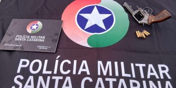 Homem é preso por porte ilegal de arma e outro por embriaguez ao volante em Massaranduba