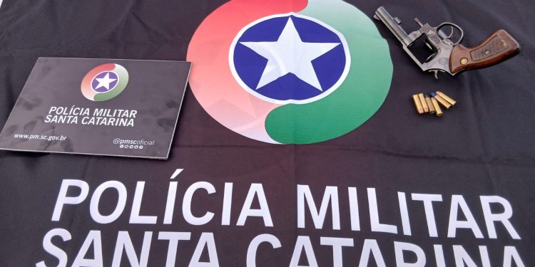 Homem é preso por porte ilegal de arma e outro por embriaguez ao volante em Massaranduba