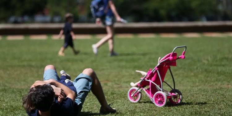 Licença-paternidade de até 20 dias é aprovada no Senado