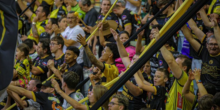 105 FM vai transmitir o jogo entre Jaraguá Futsal e Fazenda; saiba os detalhes
