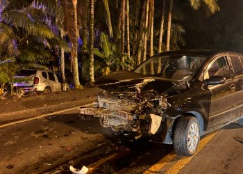 Duas pessoas são encaminhadas para atendimento médico após acidente na SC-108, em Massaranduba