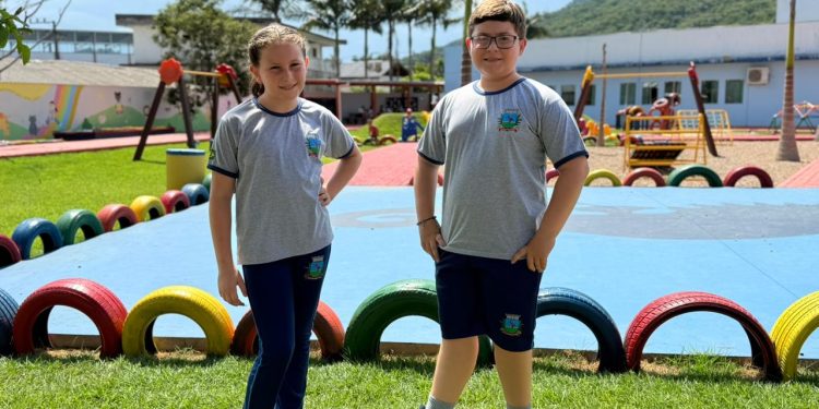 Educação de Guaramirim assina ordem de compra para aquisição de uniformes escolares para a rede municipal