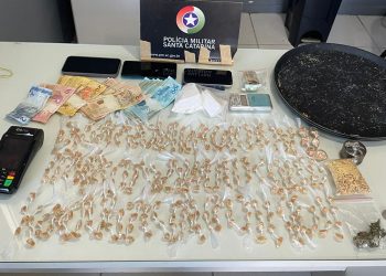 Polícia Militar prende líder do tráfico e apreende adolescente com quase 1 kg de drogas em Guaramirim