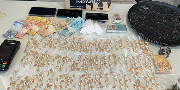 Polícia Militar prende líder do tráfico e apreende adolescente com quase 1 kg de drogas em Guaramirim