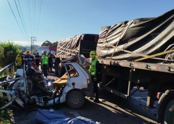 Cinco pessoas morrem em acidente entre carro e caminhão em Ituporanga