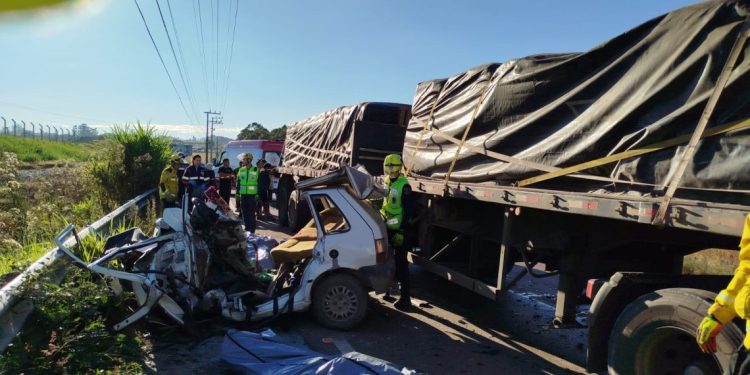 Cinco pessoas morrem em acidente entre carro e caminhão em Ituporanga
