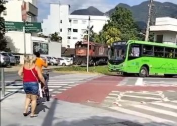 Após ônibus quase ser atingido por trem em Jaraguá, empresa emite nota, repudia atitude de motorista e afirma que medidas serão aplicadas
