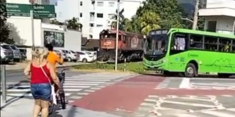 Após ônibus quase ser atingido por trem em Jaraguá, empresa emite nota, repudia atitude de motorista e afirma que medidas serão aplicadas