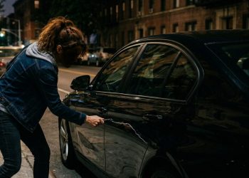 Mulher risca carro do ex em Jaraguá do Sul e caso termina com a chegada da PM