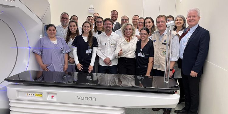 Governo entrega acelerador linear para radioterapia no Hospital São José, em Jaraguá do Sul