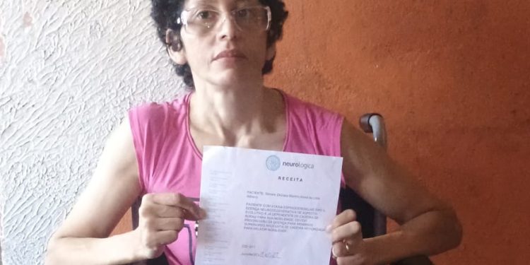 Com ataxia cerebelar, moradora de Jaraguá do Sul precisa de ajuda para comprar cadeira motorizada