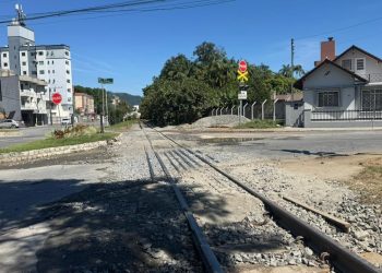 Passagem em nível na rua Augusto Mielke será interditada nesta quinta para asfaltamento