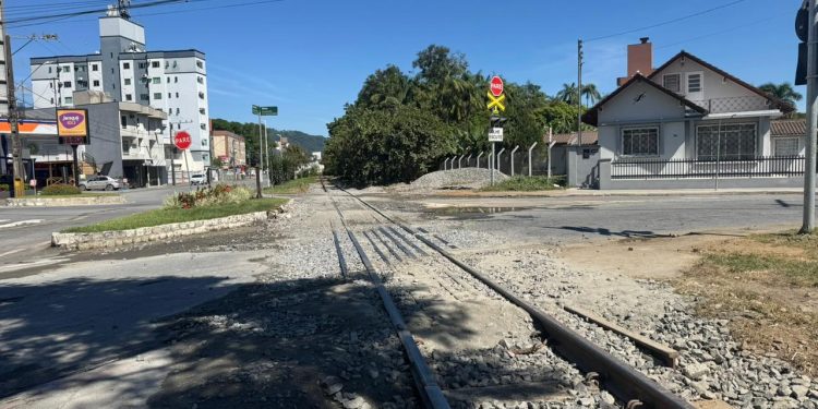 Passagem em nível na rua Augusto Mielke será interditada nesta quinta para asfaltamento