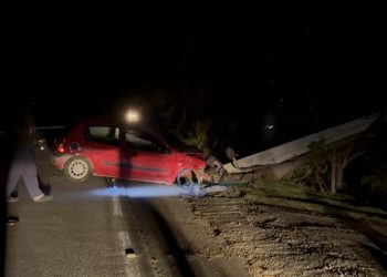 Carro bate contra poste em Massaranduba