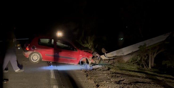 Carro bate contra poste em Massaranduba