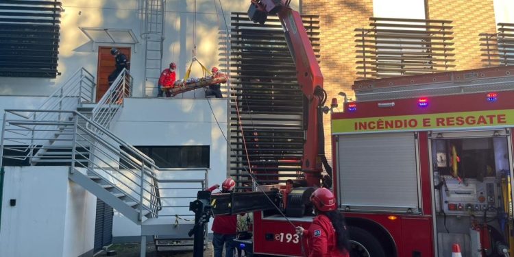 Trabalhador cai de telhado e sofre lesões graves em Jaraguá do Sul