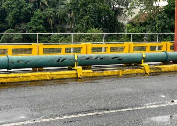 Samae realiza conserto emergencial em tubulação na Ponte Abdon Batista após estouro de pneu de caminhão