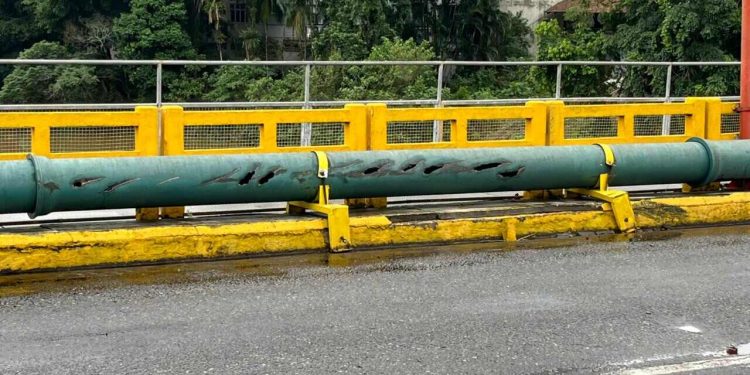 Samae realiza conserto emergencial em tubulação na Ponte Abdon Batista após estouro de pneu de caminhão