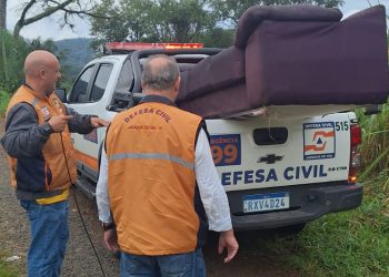 Defesa Civil retira sofá e entulhos descartados irregularmente no Rio Itapocu em Jaraguá do Sul