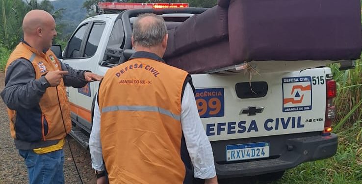 Defesa Civil retira sofá e entulhos descartados irregularmente no Rio Itapocu em Jaraguá do Sul