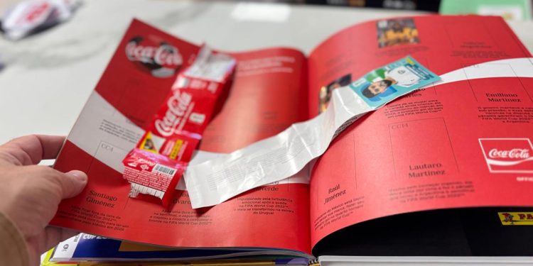 Álbum da Copa do Mundo gera onda de vandalismo e furtos de rótulos de Coca-Cola em supermercados