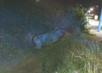 [Foto e vídeo] Três pessoas são atendidas após capotamento de carro em Massaranduba
