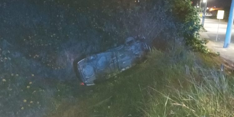 [Foto e vídeo] Três pessoas são atendidas após capotamento de carro em Massaranduba