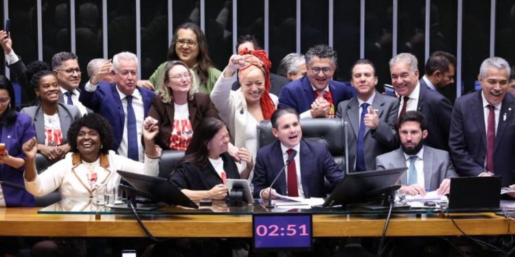 Confira como os deputados de SC votaram na PEC pelo fim da escala 6×1