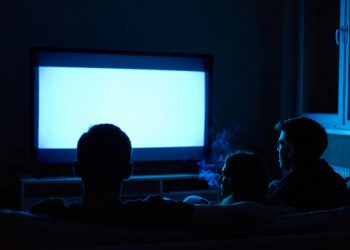 Som alto de TV leva policiais a mulher fumando maconha em Jaraguá do Sul