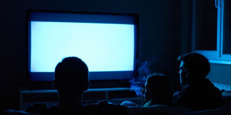 Som alto de TV leva policiais a mulher fumando maconha em Jaraguá do Sul