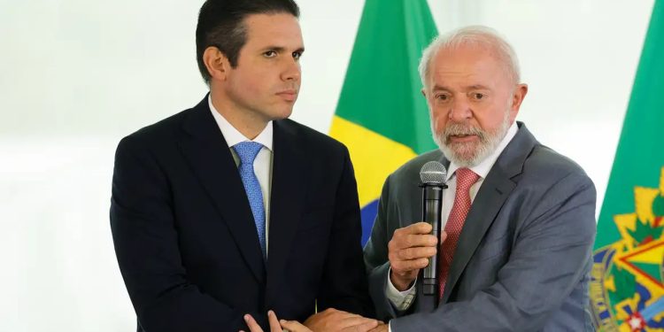 Acordo entre Câmara e Governo prevê regra de transição para fim da escala 6×1