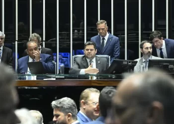 Alcolumbre promulga lei que beneficia condenados pelos atos de 8 de janeiro