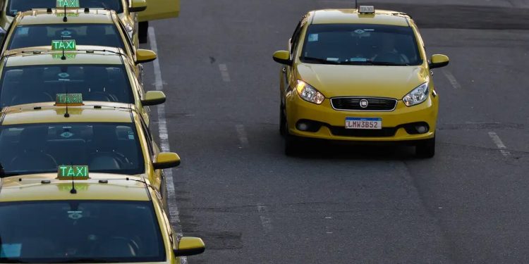 Governo publica MP que destina R$ 30 bi a taxistas e motoristas de app