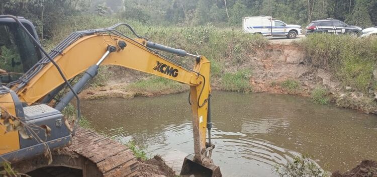 Ossada humana é encontrada submersa em córrego de Araquari durante operação contra facção criminosa