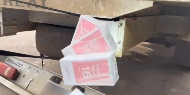 [Vídeo] “Vai um celular aí?”: PRF apreende 170 celulares em ‘compartimento secreto’ de caminhão