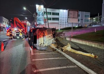 Motorista perde o controle e tomba carro em frente à Igreja Matriz no Centro de Jaraguá do Sul