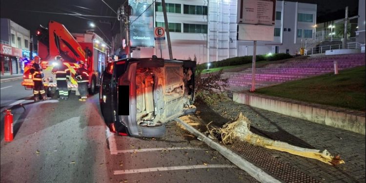 Motorista perde o controle e tomba carro em frente à Igreja Matriz no Centro de Jaraguá do Sul