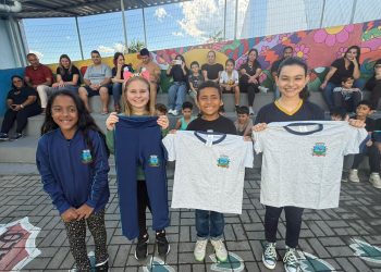“Primeira vez na história”: Guaramirim começa entrega de uniformes para alunos da rede municipal