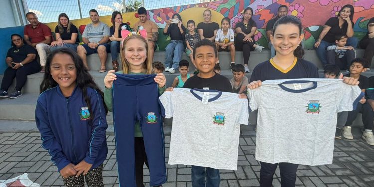 “Primeira vez na história”: Guaramirim começa entrega de uniformes para alunos da rede municipal