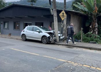 Carro bate em poste e moradores ficam sem energia no Molha, em Jaraguá do Sul