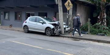 Carro bate em poste e moradores ficam sem energia no Molha, em Jaraguá do Sul