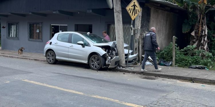 Carro bate em poste e moradores ficam sem energia no Molha, em Jaraguá do Sul