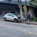 Carro bate em poste e moradores ficam sem energia no Molha, em Jaraguá do Sul